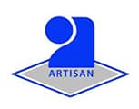 ARTISAN Logo Officiel : Symbole Bleu, Design Moderne Logo ARTISAN : symbole bleu abstrait type 'A' ou '2' surmonte un losange gris. Le mot 'ARTISAN' est inscrit en bleu sur le losange.