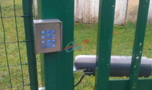 Clavier numérique rétroéclairé sur portail vert. Boutons 1-9, AOP. Logo Elec 33 et moteur de portail. Système de contrôle d'accès sécurisé.