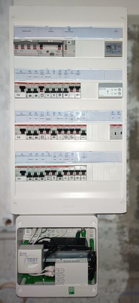 Tableau électrique résidentiel Legrand complet, équipé de disjoncteurs ABB et de son coffret de communication Schneider DTI/RJ45.